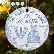 Love,Christmas,Gift For Wife,Gift For Husband,Gift For Couples,Wedding,Wedding Anniversary - The Year We Became Mr & Mrs Toile - Personalized Circle Ceramic Ornament