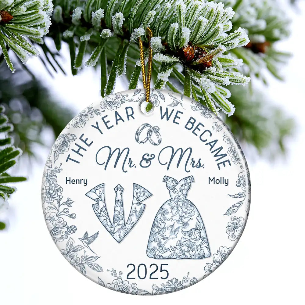 Love,Christmas,Gift For Wife,Gift For Husband,Gift For Couples,Wedding,Wedding Anniversary - The Year We Became Mr & Mrs Toile - Personalized Circle Ceramic Ornament