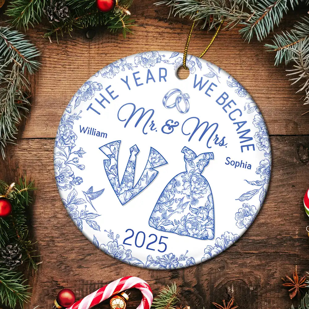 Love,Christmas,Gift For Wife,Gift For Husband,Gift For Couples,Wedding,Wedding Anniversary - The Year We Became Mr & Mrs Toile - Personalized Circle Ceramic Ornament