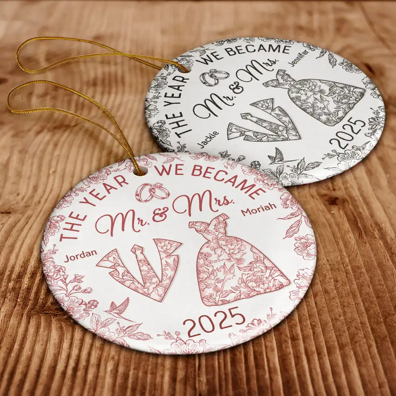 Love,Christmas,Gift For Wife,Gift For Husband,Gift For Couples,Wedding,Wedding Anniversary - The Year We Became Mr & Mrs Toile - Personalized Circle Ceramic Ornament