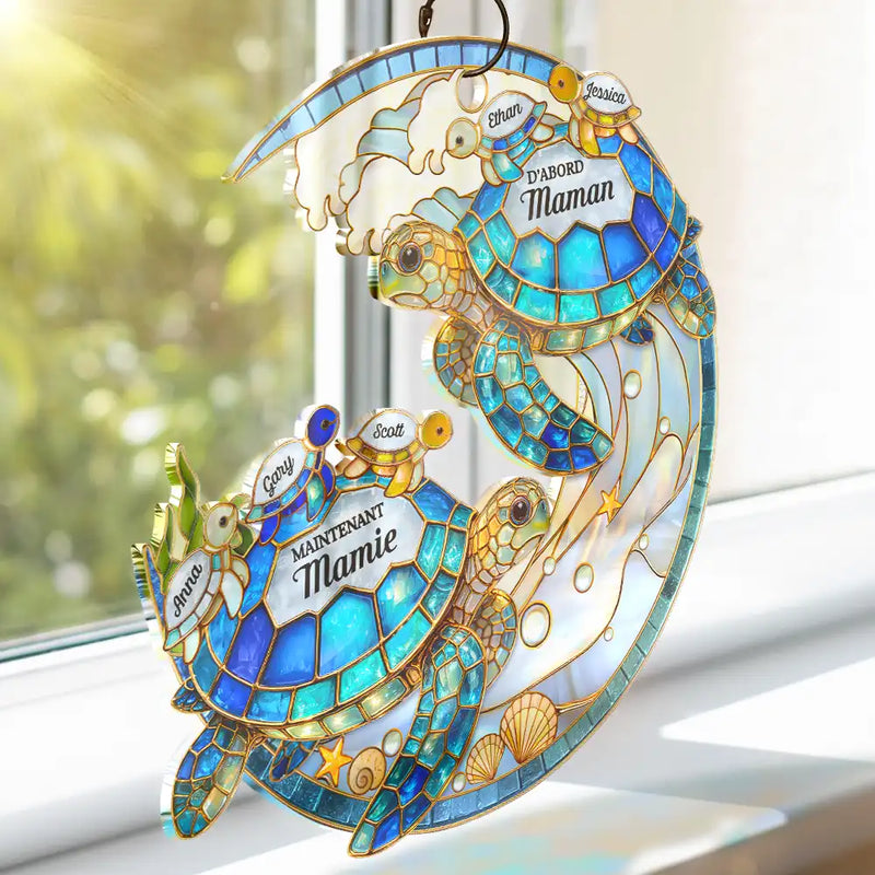 Gift For Wife,Gift For Yourself,Gift For Women,Parents,Gift For Mother,Gift For Grandma,Gift For Grandparents,French,Non-Eng,Icon,Grateful - Tortue De Mer D’abord Maman Maintenant Mamie - Attrape-Soleil À Suspendre Personnalisé