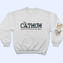 Cette maman chat porte son cœur - Cadeau pour les amoureux des chats - Sweat-shirt personnalisé avec empreinte sur la manche