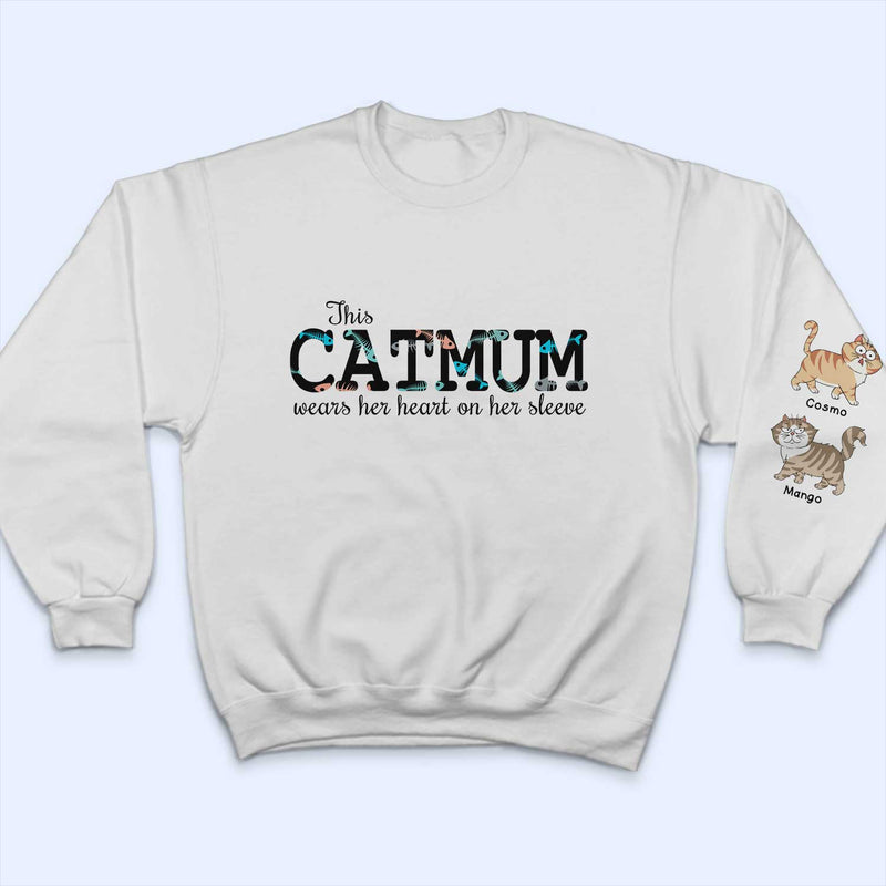 Cette maman chat porte son cœur - Cadeau pour les amoureux des chats - Sweat-shirt personnalisé avec empreinte sur la manche