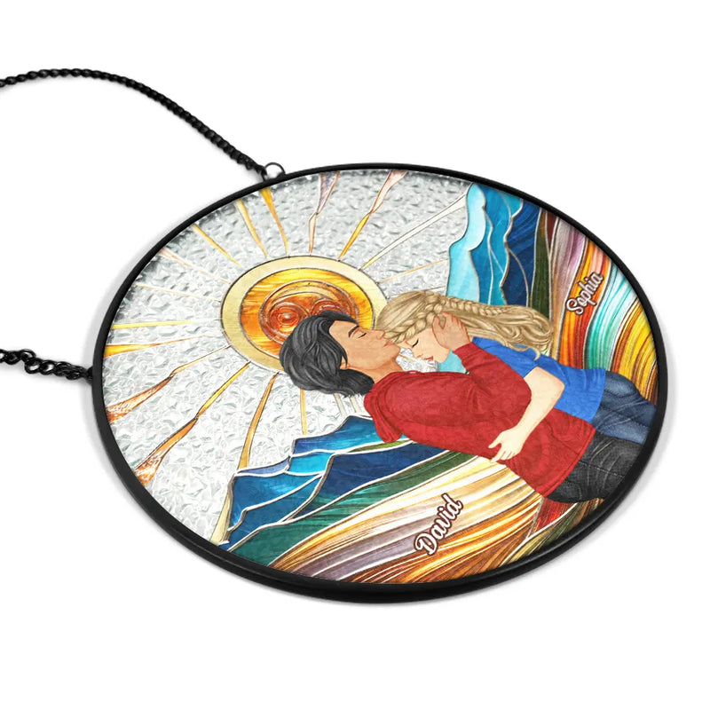 Couple s'embrassant au soleil - Attrape-soleil personnalisé à suspendre sur un vitrail 