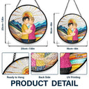 Couple s'embrassant au soleil - Attrape-soleil personnalisé à suspendre sur un vitrail 