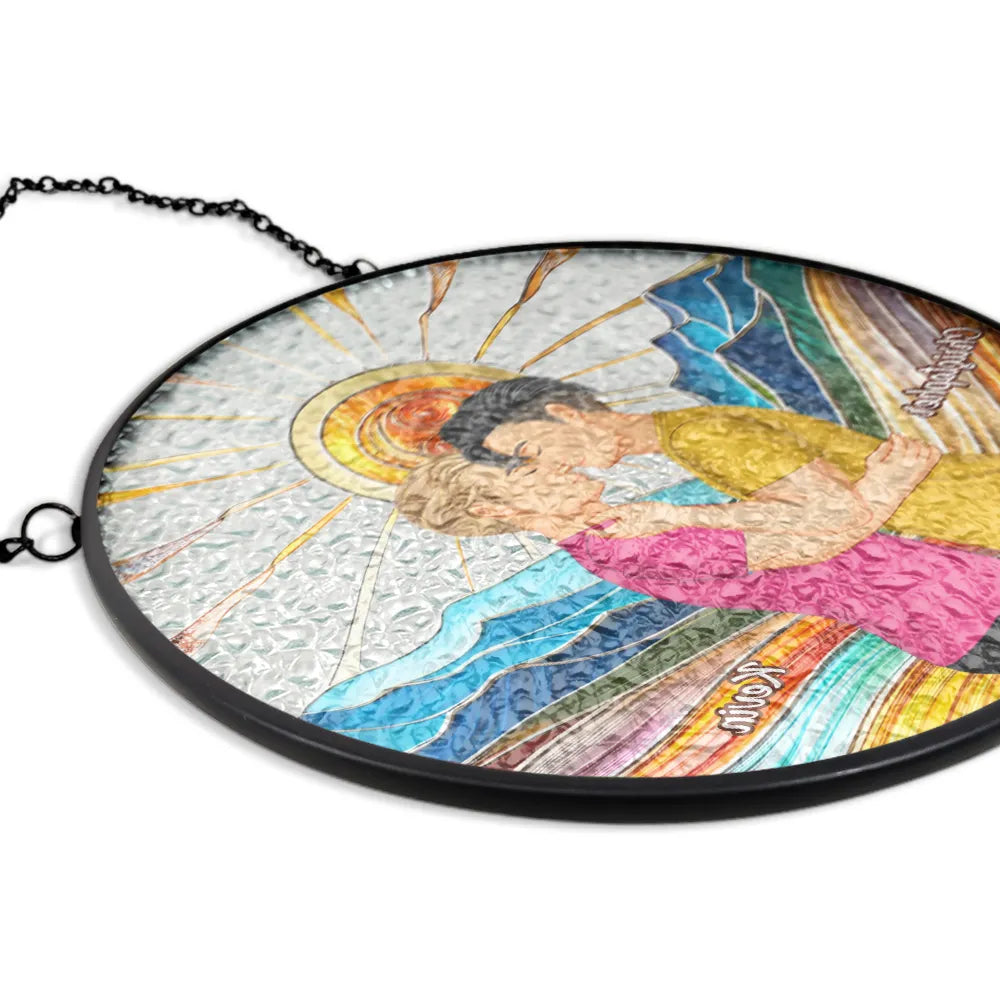 Couple s'embrassant au soleil - Attrape-soleil personnalisé à suspendre sur un vitrail 