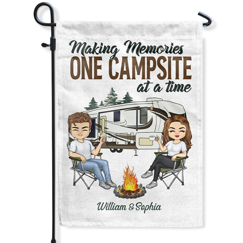 Conduisez lentement, les campeurs ivres comptent, mari et femme campent en couple - Drapeau personnalisé