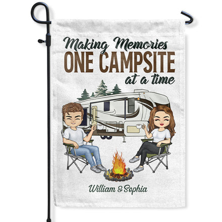 Conduisez lentement, les campeurs ivres comptent, mari et femme campent en couple - Drapeau personnalisé