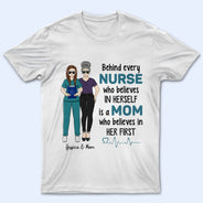 Derrière chaque infirmière qui croit en elle-même - Cadeau pour infirmière - T-shirt personnalisé