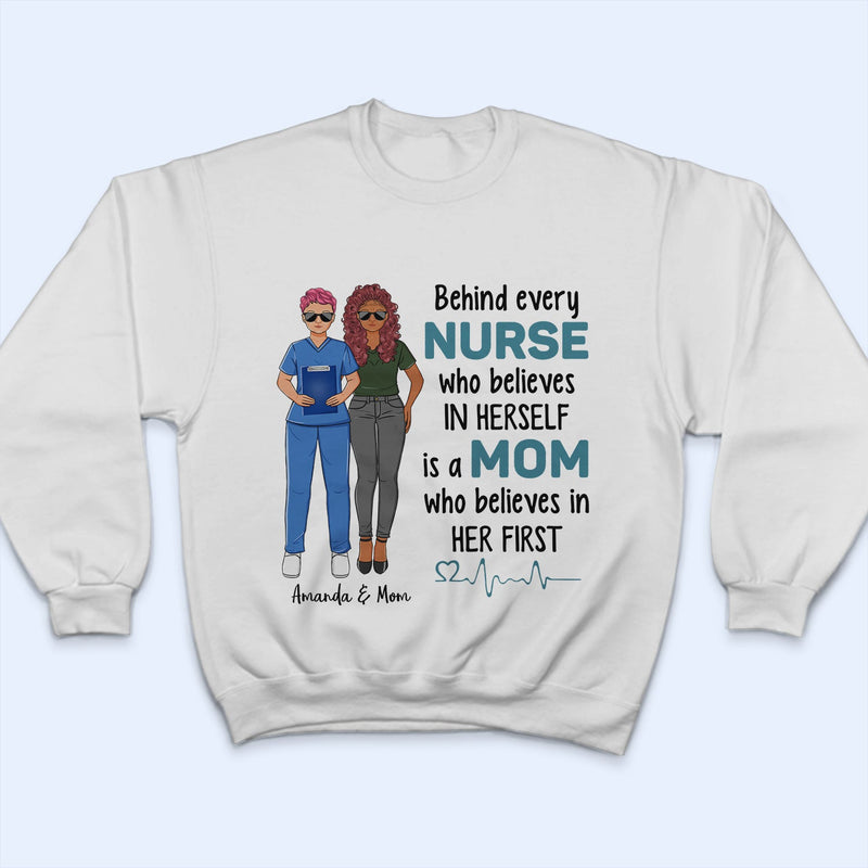 Derrière chaque infirmière qui croit en elle-même - Cadeau pour infirmière - T-shirt personnalisé