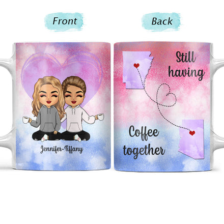 Toujours en train de prendre un café ensemble - Cadeau pour les meilleurs amis - Tasse blanche personnalisée bord à bord