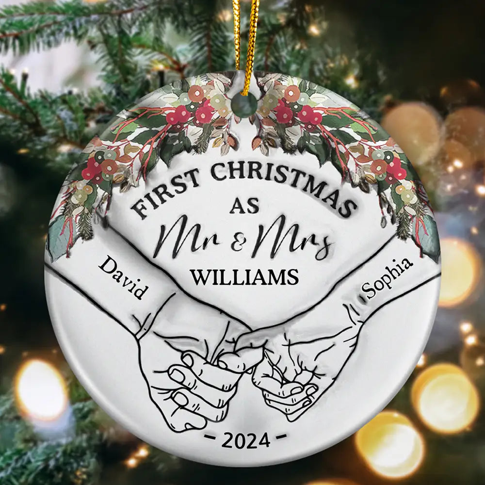 Couple se tenant la main pour le premier Noël - Ornement imprimé effet gonflé 3D, ornement en céramique circulaire personnalisé 