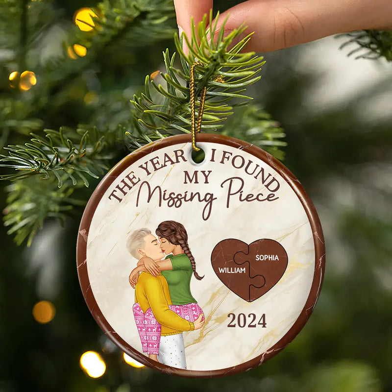 Gift For Couples, Gift For Husband, Gift For Wife, Gift For Boyfriend, Gift For Girlfriend - The Year I Found My Missing Piece Kissing Couples - Personalized Circle Ceramic Ornament