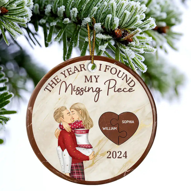 Gift For Couples, Gift For Husband, Gift For Wife, Gift For Boyfriend, Gift For Girlfriend - The Year I Found My Missing Piece Kissing Couples - Personalized Circle Ceramic Ornament