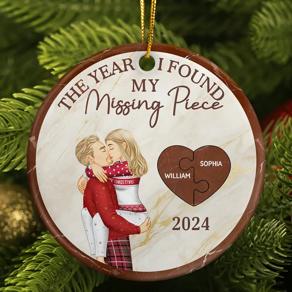 Gift For Couples, Gift For Husband, Gift For Wife, Gift For Boyfriend, Gift For Girlfriend - The Year I Found My Missing Piece Kissing Couples - Personalized Circle Ceramic Ornament