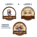 Couple qui s'embrasse, conduisez prudemment parce que votre femme vous aime - Clip de pare-soleil de voiture personnalisé