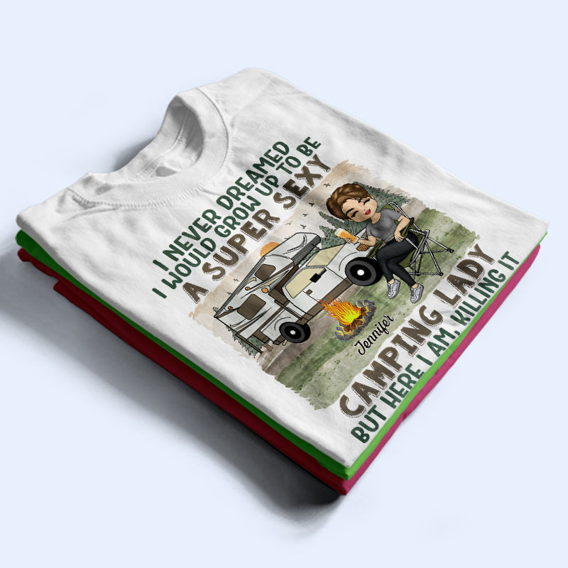 Je n'aurais jamais imaginé devenir une campeuse super sexy - Cadeau pour les amateurs de camping - T-shirt personnalisé