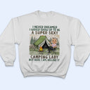 Je n'aurais jamais imaginé devenir une campeuse super sexy - Cadeau pour les amateurs de camping - T-shirt personnalisé