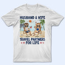 Mari et femme, partenaires de voyage pour la vie, voyage à la plage, mari et femme - Cadeau pour couple - T-shirt personnalisé