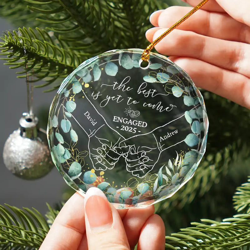 Christmas, Gift For Couples, Gift For Husband, Gift For Wife, Gift For Boyfriend, Gift For Girlfriend, Love - Newly Engaged Couple Holding Hands The Best Is Yet To Come - Personalized Circle Glass Ornament