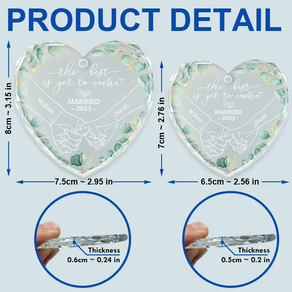 Couple nouvellement fiancé se tenant la main. Le meilleur reste à venir - Décoration en verre personnalisée en forme de cœur 