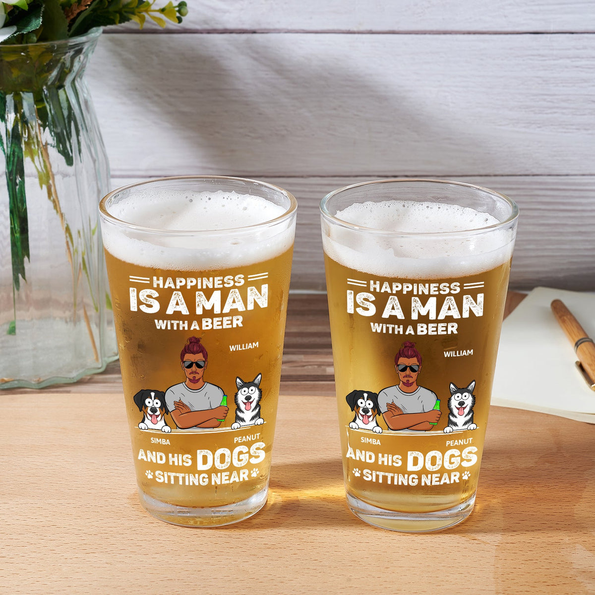 Un homme avec une bière et ses chiens - Verre à bière personnalisé