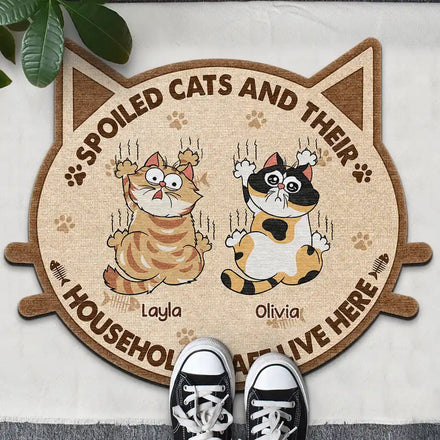 Des chats gâtés et leur personnel de maison vivent ici - Paillasson personnalisé 