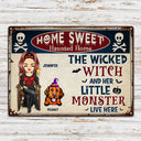 La méchante sorcière et ses petits monstres vivent ici - Panneau de jardin, décoration d'intérieur pour Halloween, cadeau pour les amoureux des chiens - Panneaux métalliques classiques personnalisés