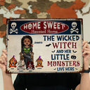 La méchante sorcière et ses petits monstres vivent ici - Panneau de jardin, décoration d'intérieur pour Halloween, cadeau pour les amoureux des chiens - Panneaux métalliques classiques personnalisés