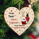 Ceux qui pètent ensemble restent ensemble - Cadeau de Noël amusant pour couples, mari, femme, petite amie, petit ami - Décoration en bois personnalisée