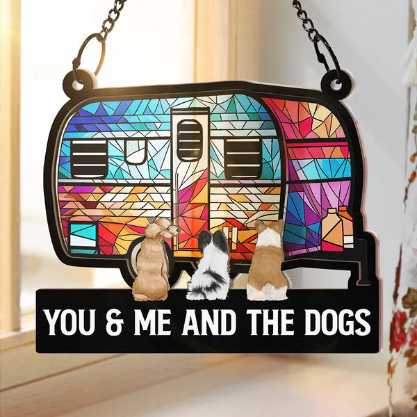 Le camping est l'endroit où nous nous garons, toi, moi et les chiens - Ornement attrape-soleil personnalisé à suspendre à la fenêtre
