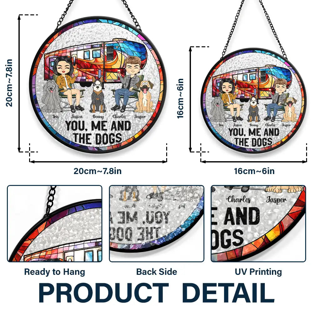 Toi, moi et les chiens en camping - Attrape-soleil personnalisé à suspendre sur un vitrail 