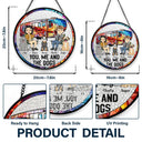 Toi, moi et les chiens en camping - Attrape-soleil personnalisé à suspendre sur un vitrail 