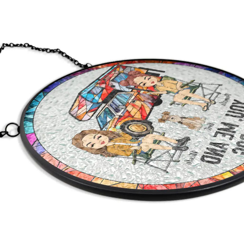 Toi, moi et les chiens en camping - Attrape-soleil personnalisé à suspendre sur un vitrail 