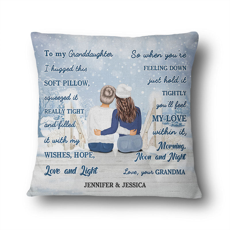 Grand-mère et petite-fille de Noël ont serré ce coussin moelleux dans leurs bras - Coussin personnalisé
