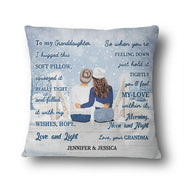 Grand-mère et petite-fille de Noël ont serré ce coussin moelleux dans leurs bras - Coussin personnalisé