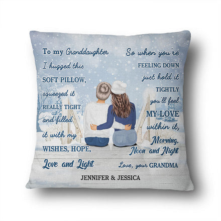 Grand-mère et petite-fille de Noël ont serré ce coussin moelleux dans leurs bras - Coussin personnalisé