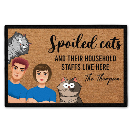 Des chats gâtés et leurs domestiques vivent ici - Cadeau pour les amoureux des chats, cadeau de pendaison de crémaillère - Paillasson personnalisé