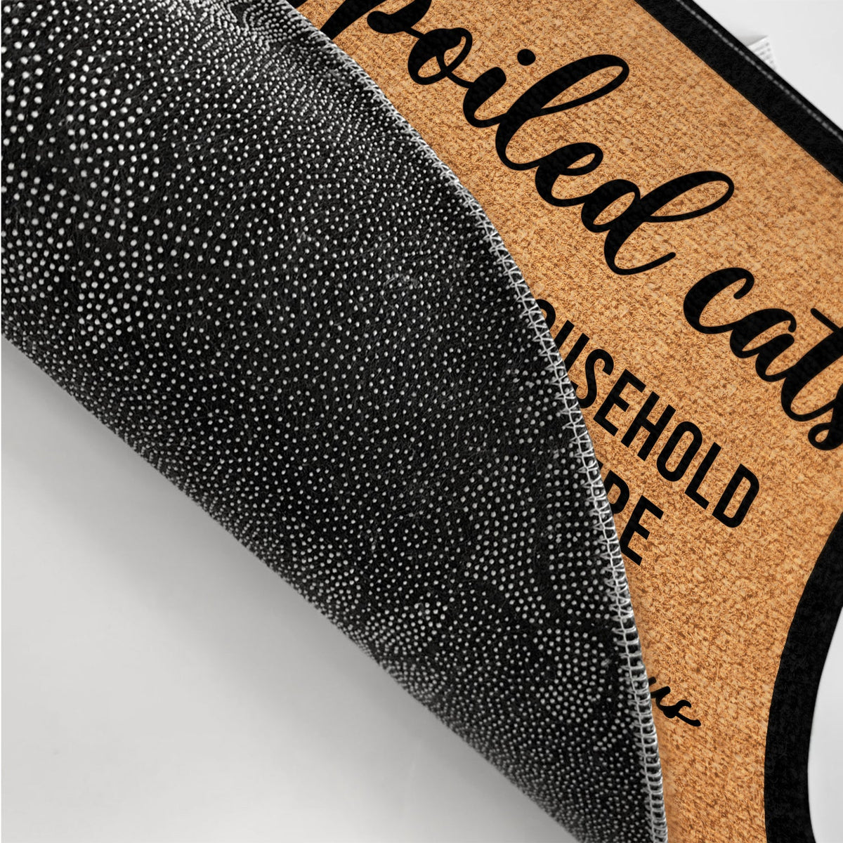 Des chats gâtés et leurs domestiques vivent ici - Cadeau pour les amoureux des chats, cadeau de pendaison de crémaillère - Paillasson personnalisé