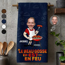 Gift For Husband,Gift For Boyfriend,Gift For Yourself,Gift For Men,Gift For Grandpa,Grandpa's Hobby,Gift For Father,Dad's Hobby,Grilling,French,Non-Eng,Photo,Icon,Playful - Photo Personnalisable Le Beau Gosse Est En Feu - Torchon De Cuisine Personnalisé