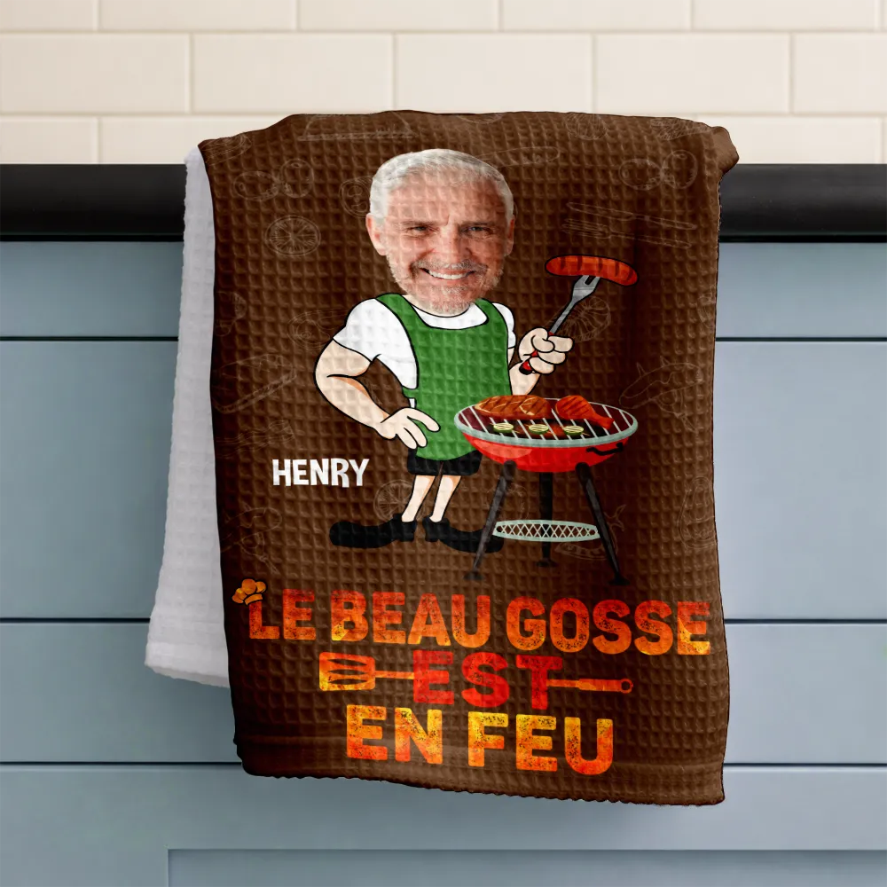 Gift For Husband,Gift For Boyfriend,Gift For Yourself,Gift For Men,Gift For Grandpa,Grandpa's Hobby,Gift For Father,Dad's Hobby,Grilling,French,Non-Eng,Photo,Icon,Playful - Photo Personnalisable Le Beau Gosse Est En Feu - Torchon De Cuisine Personnalisé