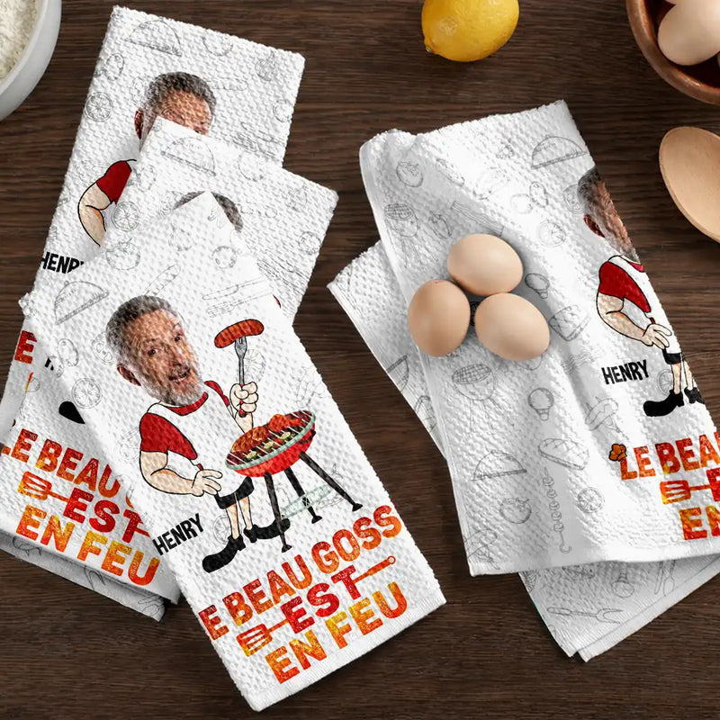 Gift For Husband,Gift For Boyfriend,Gift For Yourself,Gift For Men,Gift For Grandpa,Grandpa's Hobby,Gift For Father,Dad's Hobby,Grilling,French,Non-Eng,Photo,Icon,Playful - Photo Personnalisable Le Beau Gosse Est En Feu - Torchon De Cuisine Personnalisé