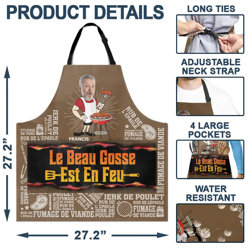 Gift For Husband,Gift For Boyfriend,Gift For Yourself,Gift For Men,Gift For Grandpa,Grandpa's Hobby,Gift For Father,Dad's Hobby,Grilling,French,Non-Eng,Photo,Icon,Playful - Photo Personnalisable Le Beau Gosse Est En Feu Barbecue - Tablier Personnalisé