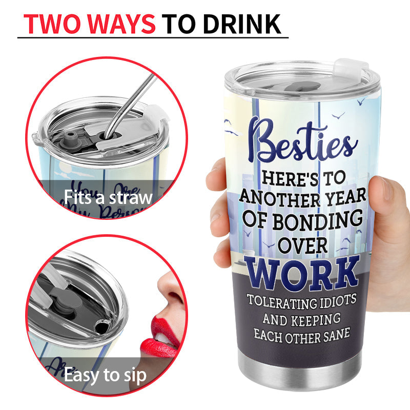 Des amis qui se lient au travail au bureau - Cadeau BFF Bestie - Gobelet personnalisé