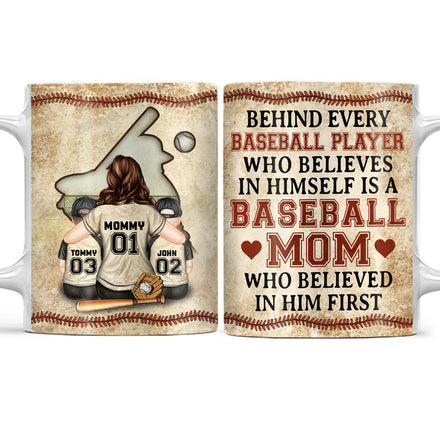 Une maman de baseball derrière chaque joueur de baseball - Cadeau pour maman - Tasse blanche personnalisée bord à bord