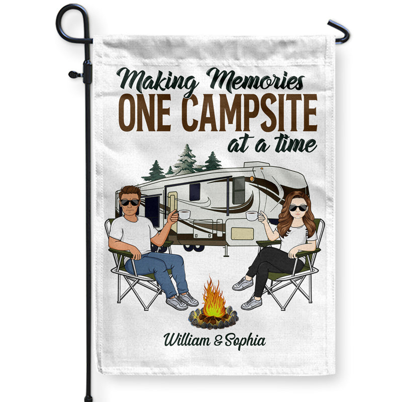 Créer des souvenirs un camping à la fois Mari femme camping couple - Drapeau personnalisé