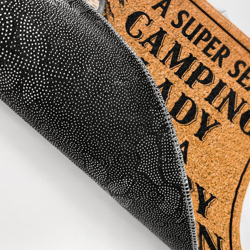 Couple de campeurs : une campeuse super sexy et un vieil homme grincheux campent ici - Cadeau pour couple - Paillasson personnalisé