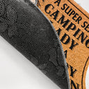 Couple de campeurs : une campeuse super sexy et un vieil homme grincheux campent ici - Cadeau pour couple - Paillasson personnalisé