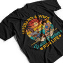 Photo personnalisée mari et femme, partenaires de voyage pour la vie, couple voyageant à la plage - T-shirt personnalisé