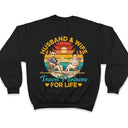 Photo personnalisée mari et femme, partenaires de voyage pour la vie, couple voyageant à la plage - T-shirt personnalisé